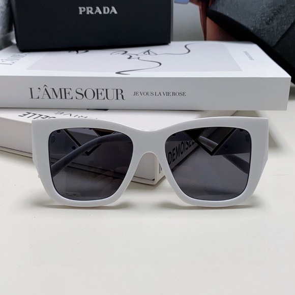 Prada's new white sunglasses - Picture 7 of 7